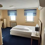 מלון Altes Weinhaus 3*